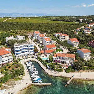 Apartman Sollei, Petrcane