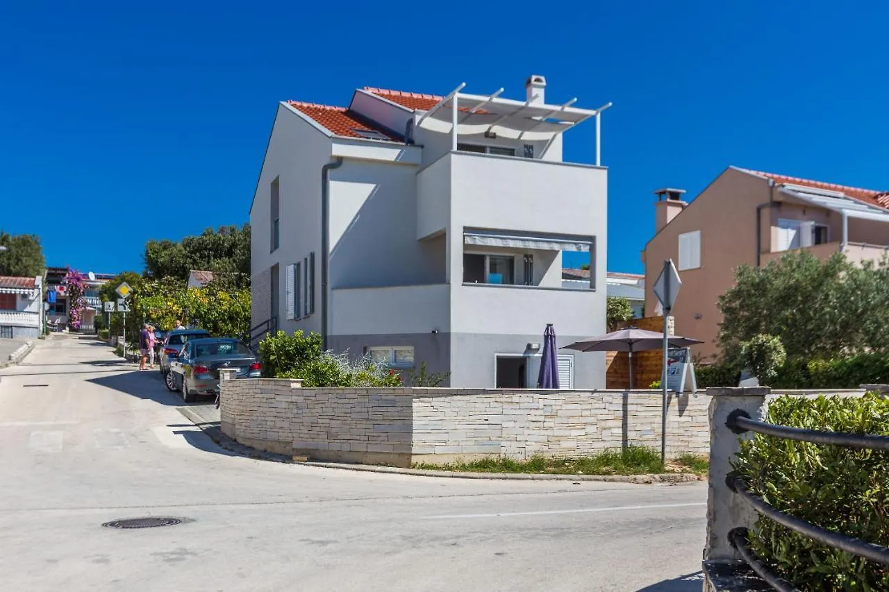 Apartments 2A 3*, Petrcane Croatia