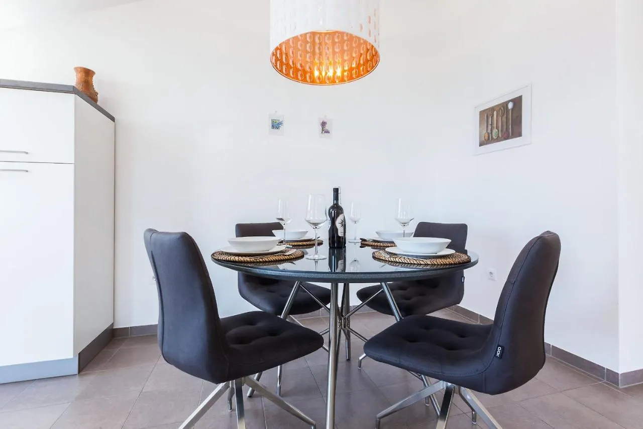 Apartments 2A 3*, Petrcane Croatia