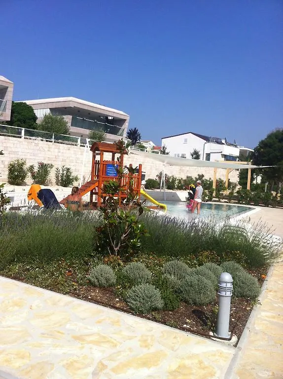 Apartments 2A 3*, Petrcane